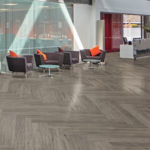 llp308-frenchgreyoak-businesslobby-ls_cm LooseLay French Grey Oak LLP308 plankar í anddyri fyrirtækis