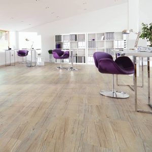 LooseLay Country Oak LLP92 plankar á skrifstofu