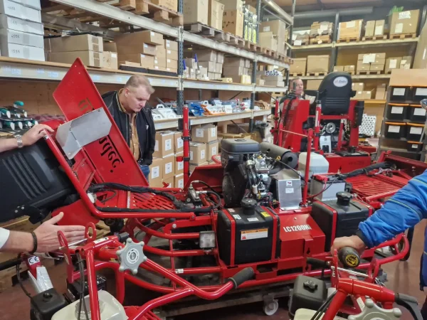 Lindec LC1200 glattvél á steyptu gólfi Lindec LC1200 glattvél á steyptu gólfi