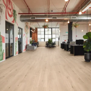 LLP357 PureDanishOak CoWorkingOffice P2_CM LooseLay Pure Danish Oak LLP357 plankar á skrifstofu