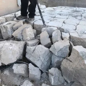 Steypuplata brotin í hluta með Dynacem sprengisteypu