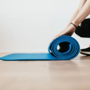 Jógadýna rúlluð upp á Grabo Gymfit 60 íþróttagólfi Jógadýna rúlluð upp á Grabo Gymfit 60 íþróttagólfi