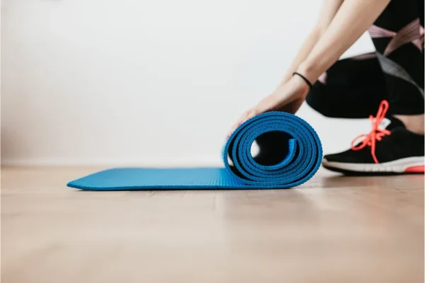 Jógadýna rúlluð upp á Grabo Gymfit 60 íþróttagólfi Jógadýna rúlluð upp á Grabo Gymfit 60 íþróttagólfi
